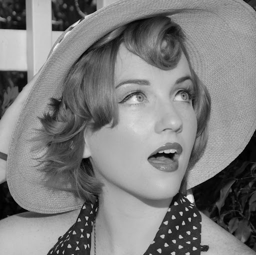 Emily Taylor Photo 39