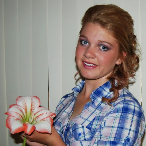 Erin Saunders Photo 16