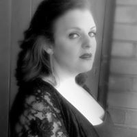 Emma Faulkner Photo 14