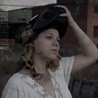 Alexandra Daniels Photo 32