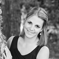 Julia Reinhart Photo 7