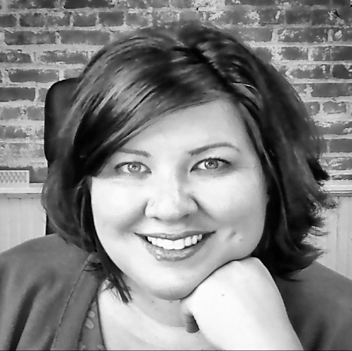 Jennifer Woofter Photo 9