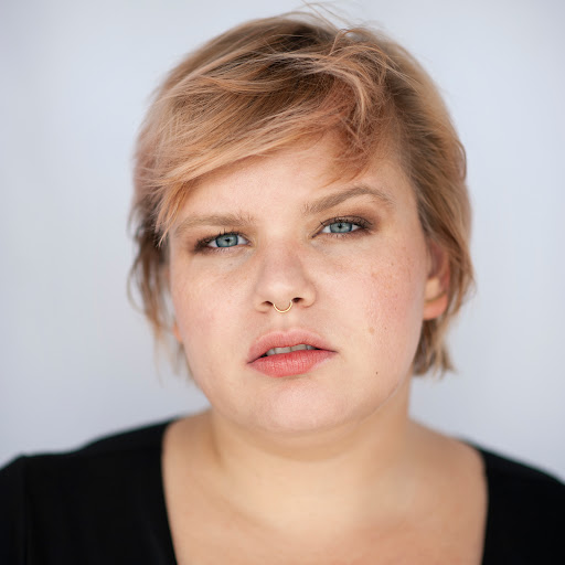 Caroline Lyons Photo 32