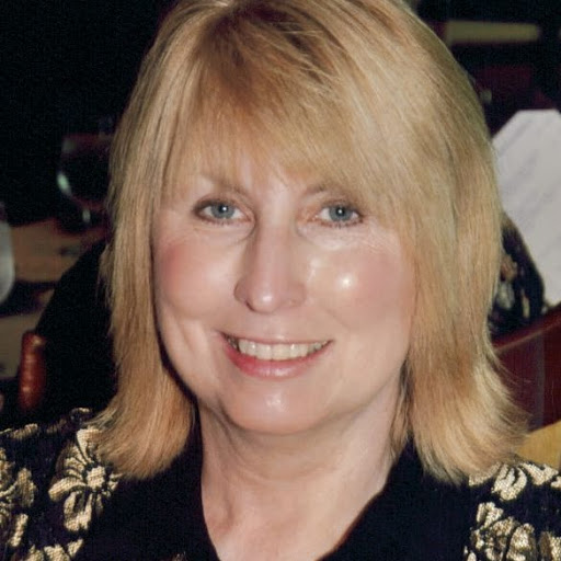 Liz Howell Photo 26
