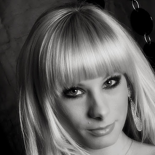 Julia Small Photo 6