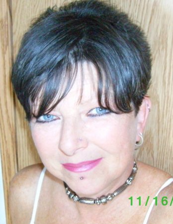 Elizabeth Barker Photo 27