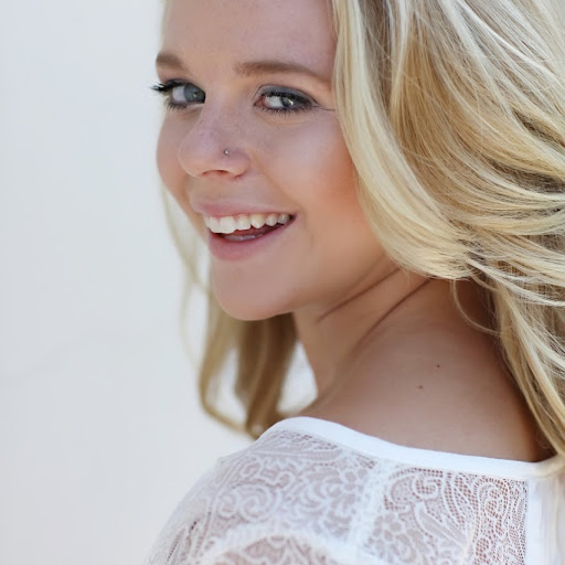 Kelly Savage Photo 17