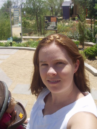 Elizabeth Barker Photo 28